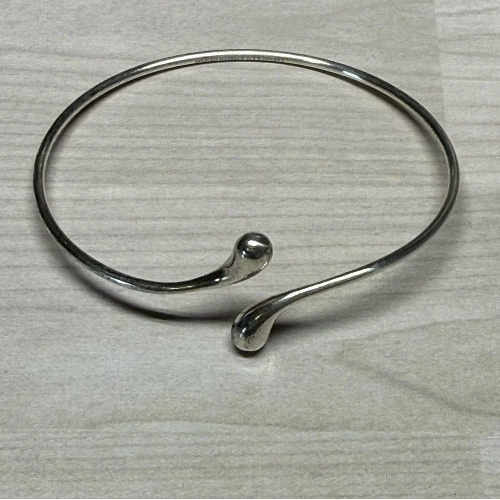 Tiffany & Co. 9.25 S. Silver teardrop Bangle Bracelet - Picture 6 of 6